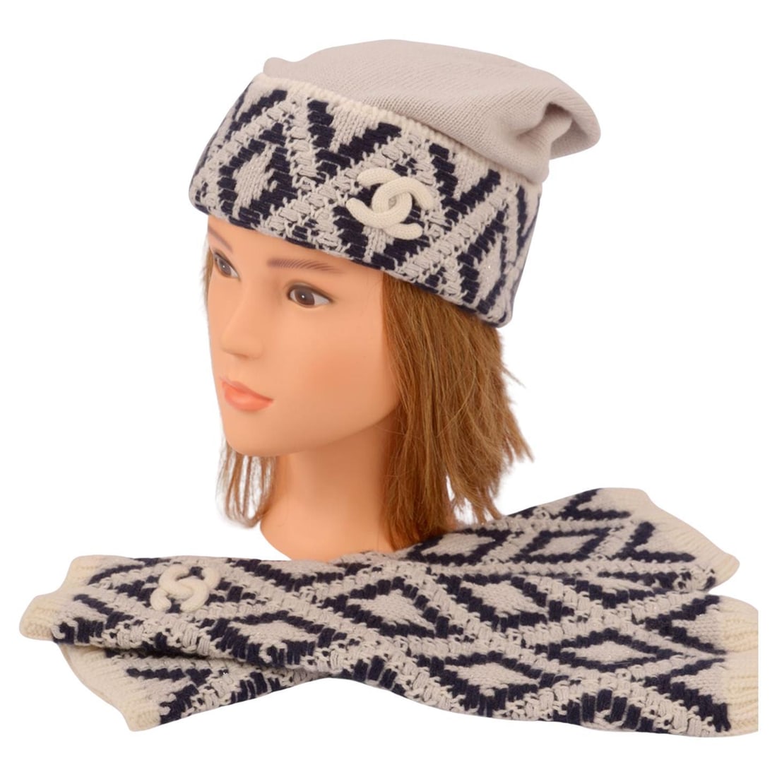 Chanel Cashmere Beanie and Fingerless Gloves Set Black White: Chanel Cashmere Beanie and Fingerless Gloves Set Black White Elevate your winter wardrobe with this luxurious Chanel Beanie and Fingerless Gloves set, crafted from sumptuous cashmere. The beanie and g
