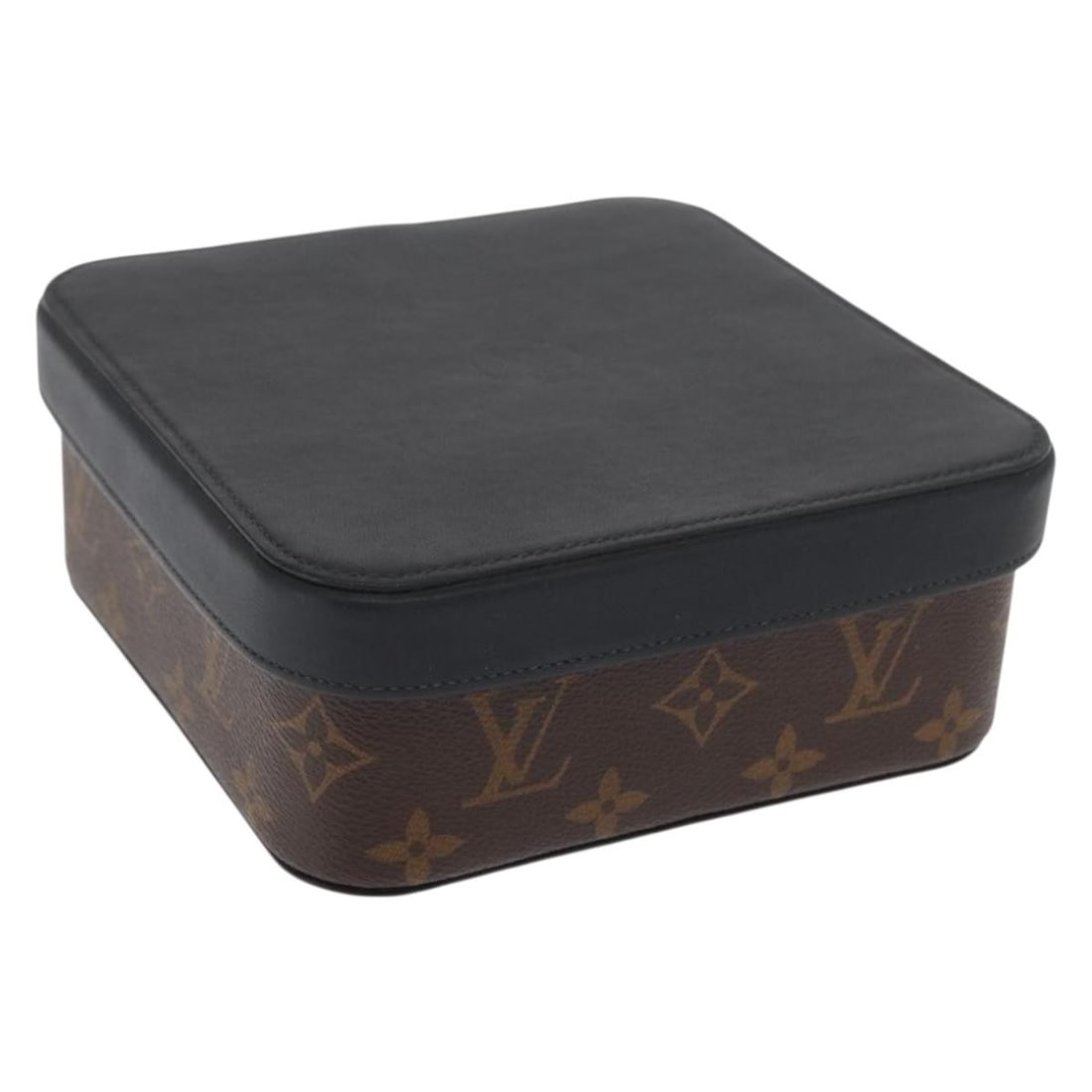 Louis Vuitton GI0020 Boite Camille GM Monogram Canvas Pouch Red: Louis Vuitton GI0020 Boite Camille GM Monogram Canvas Pouch Red Louis Vuitton Monogram Boite Camille GM pouch in Monogram and red canvas. This women's pouch includes a dust bag and is made in France. 