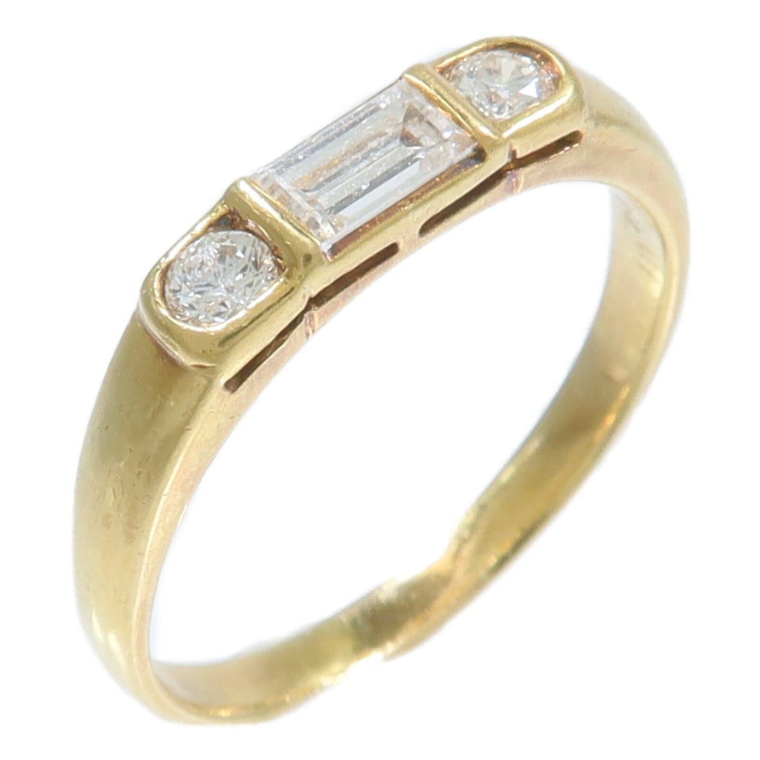 18K Yellow Gold Diamond Ring Size 6.5 for Women: 18K Yellow Gold Diamond Ring Size 6.5 for Women A women's diamond ring in 18K yellow gold, presented in clear color with a regular ring size 6.5. The ring features a diamond main stone and has a motif