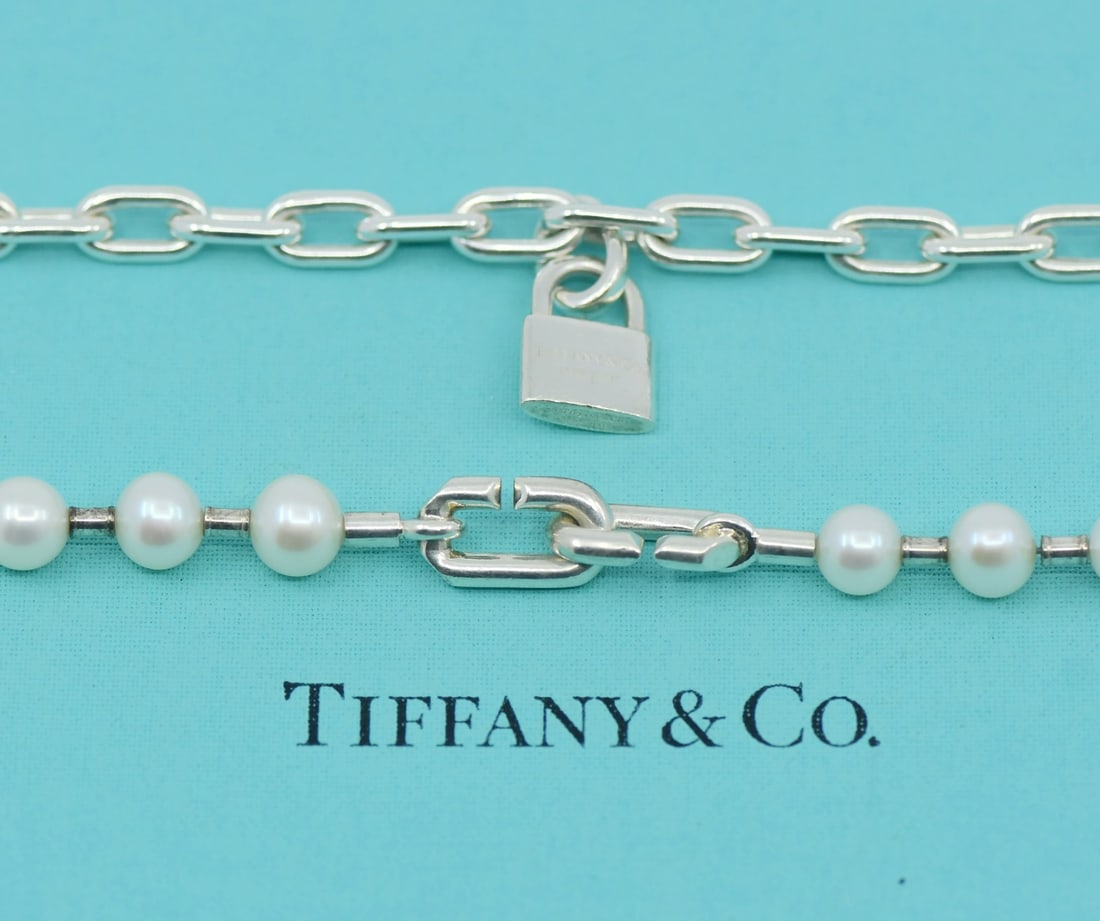 Tiffany Co Tiffany HardWear Pearl Lock Necklace Sterling Silver 24 Inches: Tiffany Co Tiffany HardWear Pearl Lock Necklace Sterling Silver 24 Inches Tiffany & Co. HardWear lock pearl necklace in sterling silver from the Tiffany HardWear collection. This pre-owned necklace fe