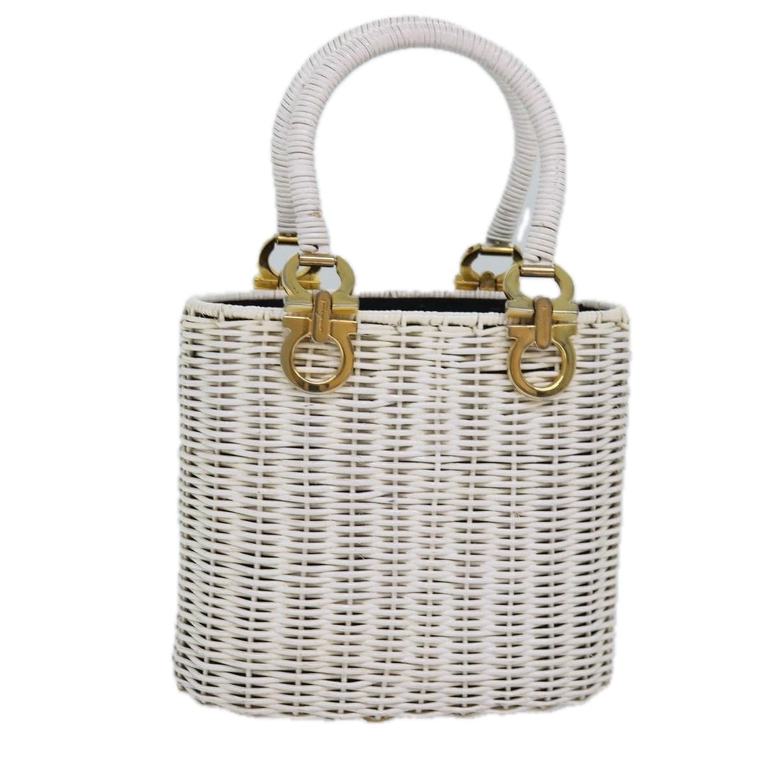 Salvatore Ferragamo Gancini Rattan Hand Bag White Italy: Salvatore Ferragamo Gancini Rattan Hand Bag White Italy Salvatore Ferragamo Gancini basket handbag in white rattan. This women's handbag is made in Italy and features a structured woven design. The sa