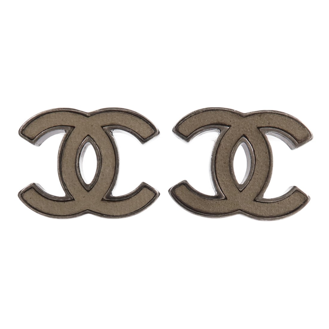 CHANEL CC gray metal pierced earrings pair with box: CHANEL CC gray metal pierced earrings pair with box CHANEL pierced CC earrings in gray metal, designed for women. The earrings come with a storage box and are described as having reasonable wear and t