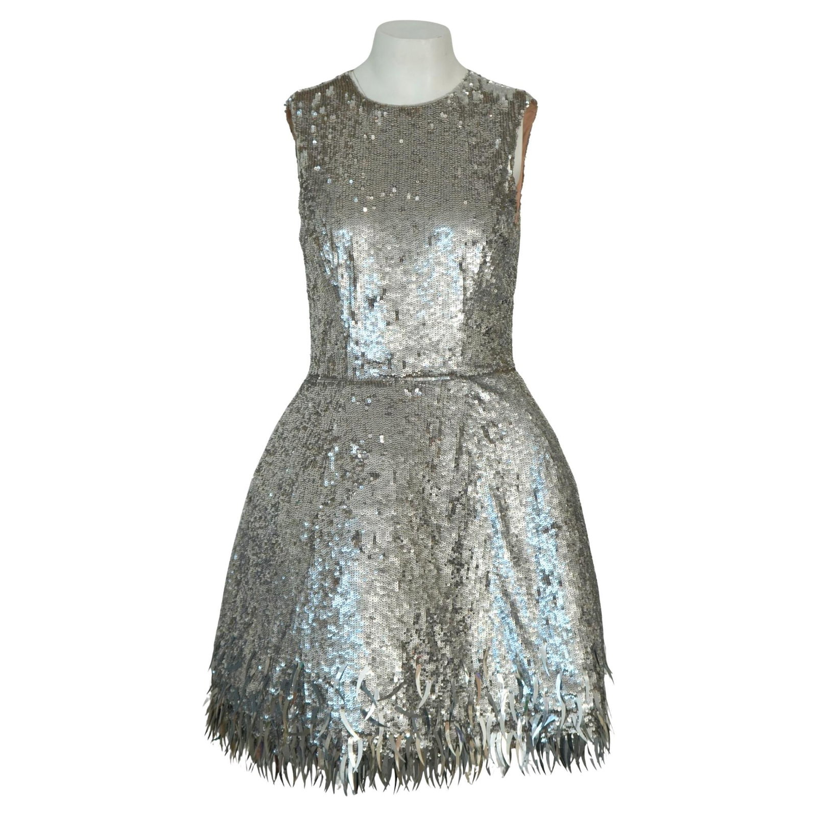 Oscar de la Renta sequined silver mini dress with fringe size 8: Oscar de la Renta sequined silver mini dress with fringe size 8 Oscar de la Renta silver sequined fringe mini dress in size 8 US. The dress is from the 21st century and is noted to be in excellent con