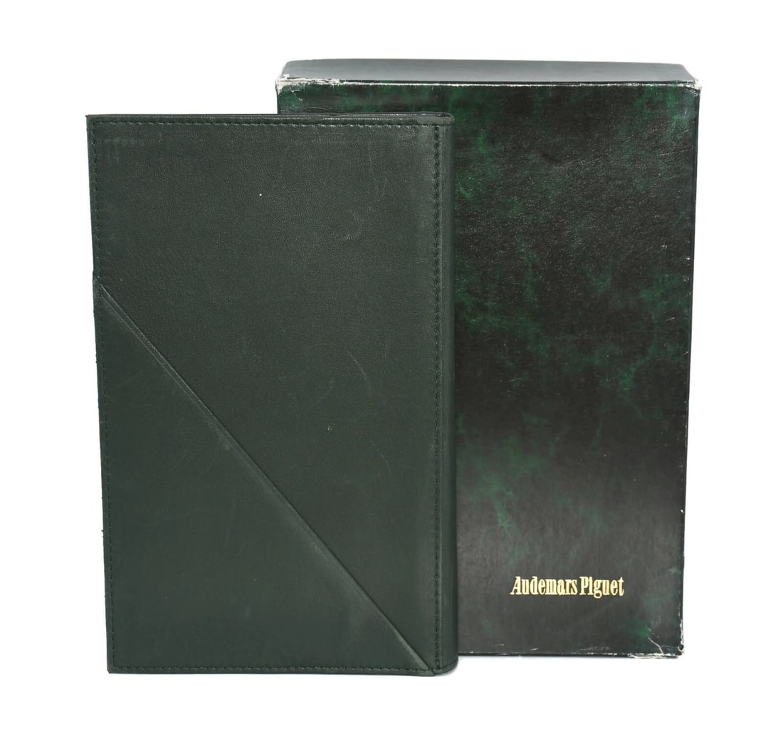 Audemars Piguet Green Vintage Watch Presentation Box 10x7x2 Inches: Audemars Piguet Green Vintage Watch Presentation Box 10x7x2 Inches This Audemars Piguet Vintage Watch Box is designed for presenting a single watch. The elegant green color adds a touch of sophisticat