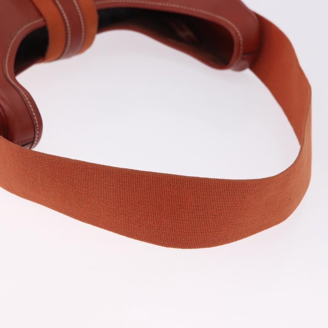 Hermes Sako Leather Shoulder Bag Brown with Dust Bag: Hermes Sako Leather Shoulder Bag Brown with Dust Bag Hermes Sako shoulder bag in brown leather with gold-tone accents. Made in France, this women's shoulder bag includes a dust bag. Condition is B wit