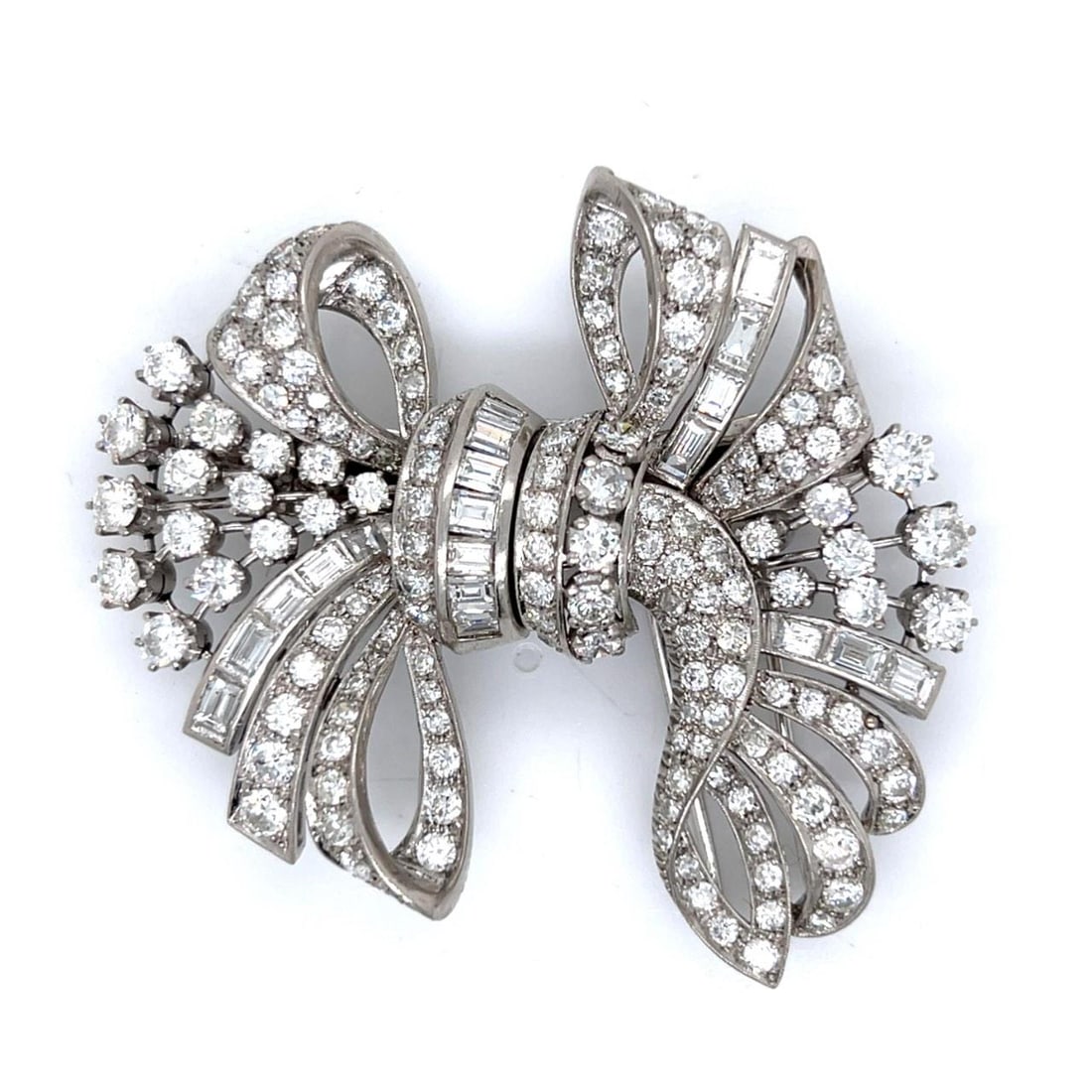 WALSER WALD Art Deco Platinum Brooch 16.70 Ct Diamonds: WALSER WALD Art Deco Platinum Brooch 16.70 Ct Diamonds This stunning Art Deco brooch features a luxurious design crafted in platinum, showcasing a total of 16.70 carats of exquisite diamond stones. It