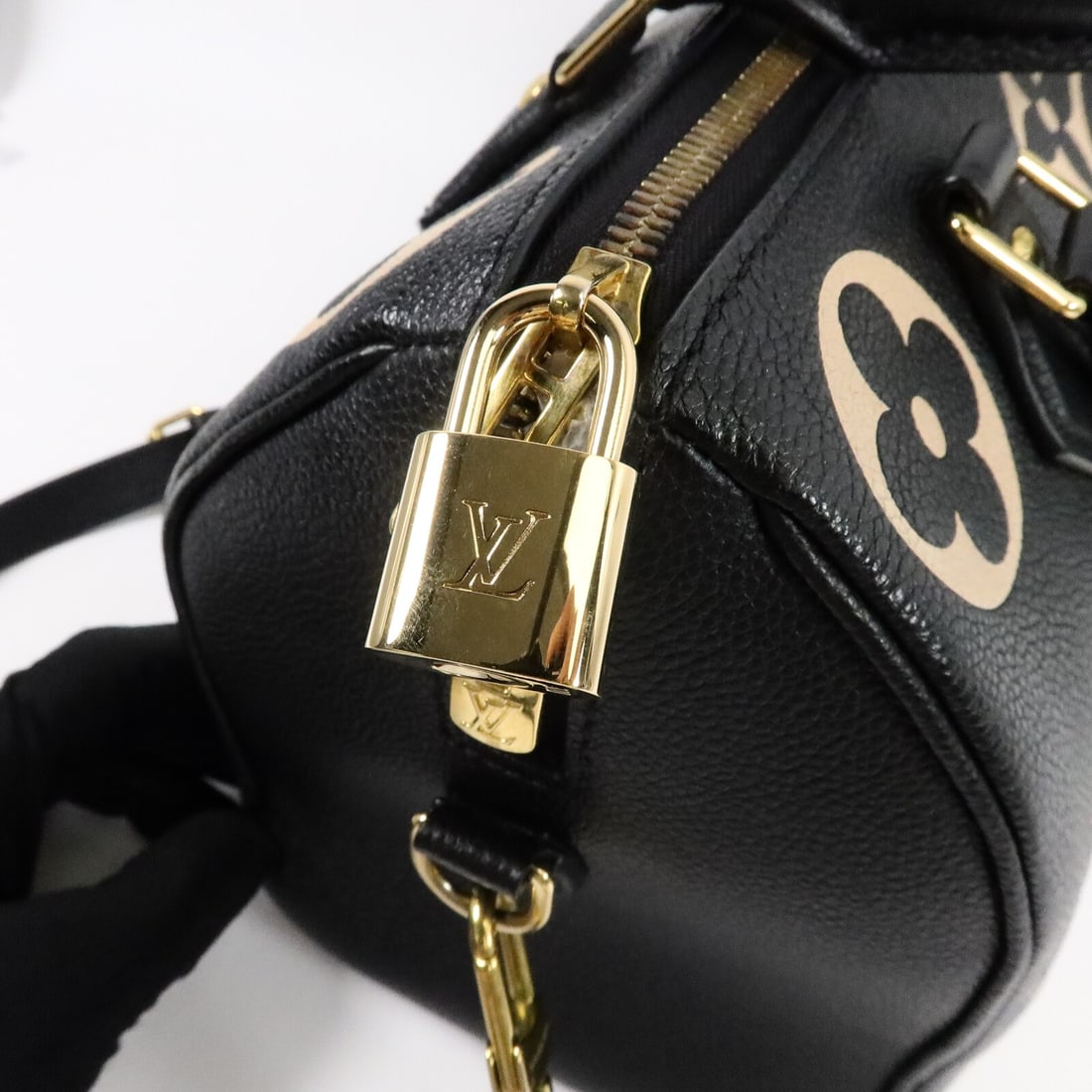 Louis Vuitton Speedy Bandouliere 25 M58947 black Empreinte shoulder bag: Louis Vuitton Speedy Bandouliere 25 M58947 black Empreinte shoulder bag Louis Vuitton Speedy Bandouliere 25 2-way shoulder bag in black Monogram Empreinte calfskin. This women's bag features a top han