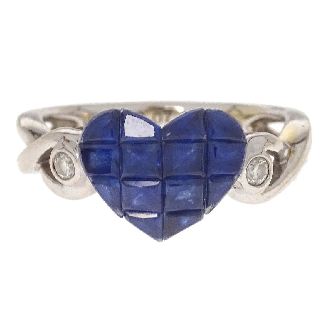 Vintage 18K White Gold Sapphire Diamond Ring Size 52: Vintage 18K White Gold Sapphire Diamond Ring Size 52 Vintage ring crafted in 18K white gold with a sapphire and diamond design. This round-shape ring is presented in very good condition with minor scu