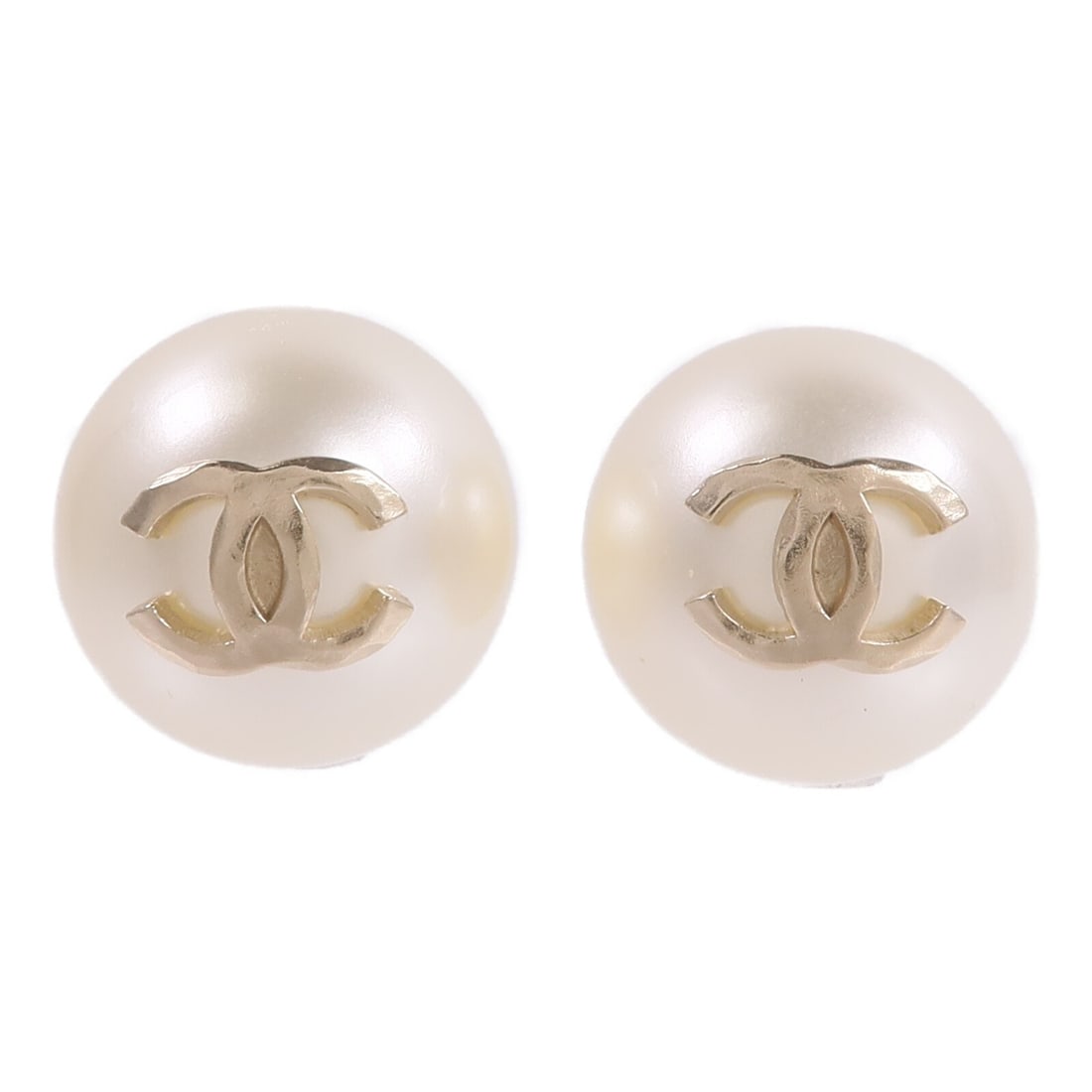 CHANEL CC Metal Clip Earrings White and Gold Tone: CHANEL CC Metal Clip Earrings White and Gold Tone CHANEL CC earrings in white and gold metal. The pair is in very good AB condition and comes with no accessories. Date code B 19V is noted. Specificati