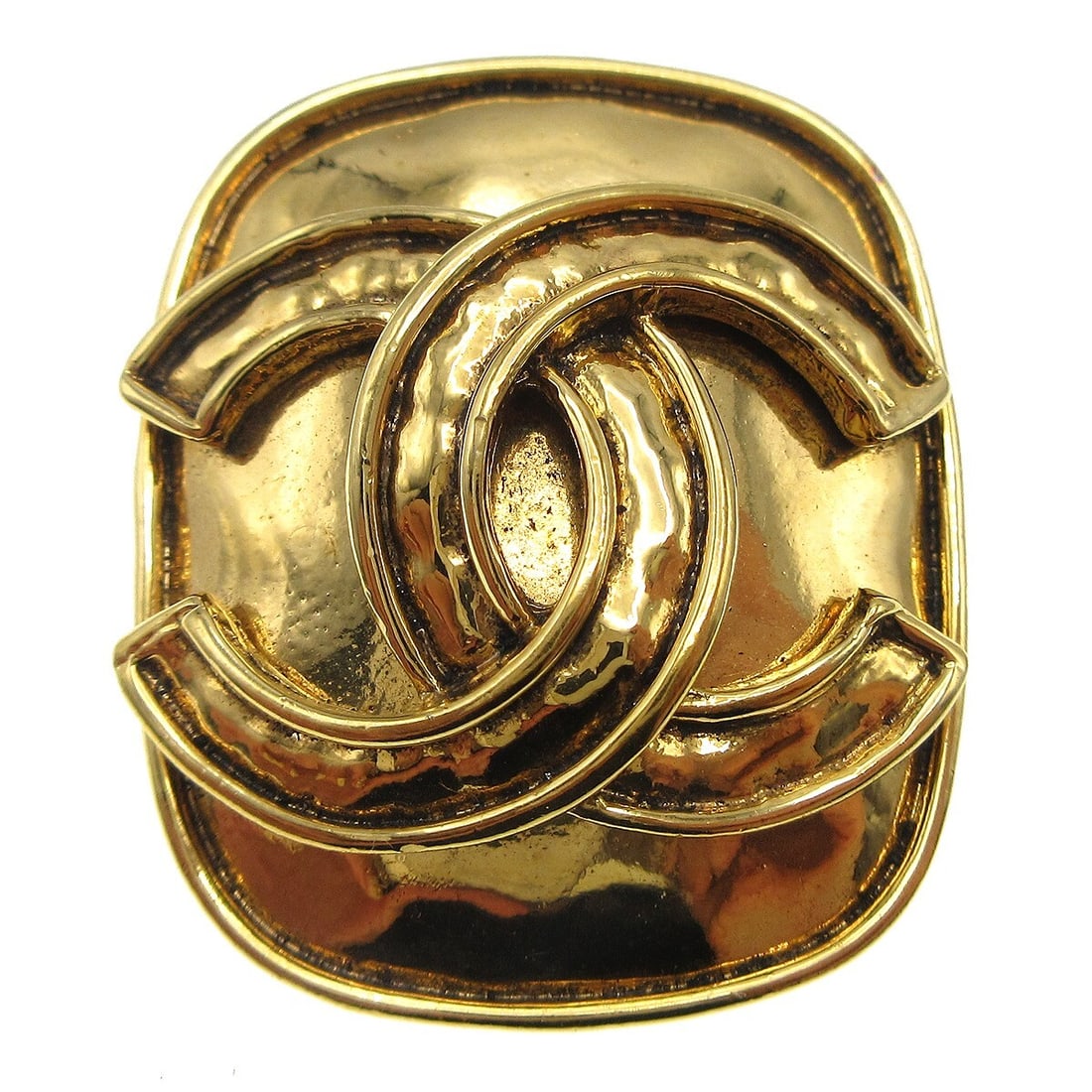 CHANEL 94P Gold Plated Brooch Pin France: CHANEL 94P Gold Plated Brooch Pin France Gold-plated Chanel brooch pin made in France. This brooch features a gold color finish and is marked 94P. Condition is noted as very good, with exterior rated 