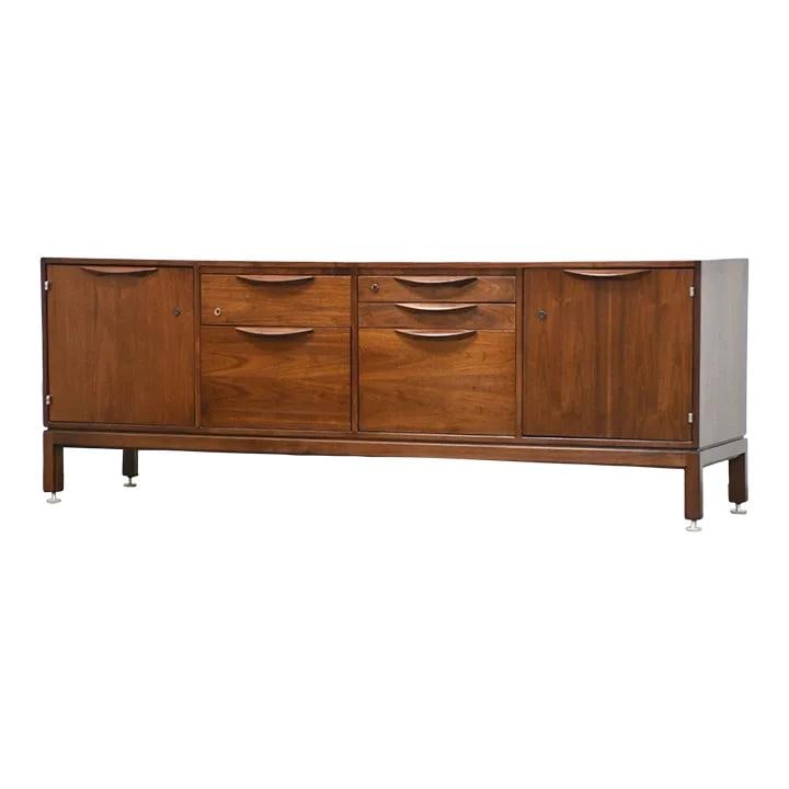 Mid Century Modern Jens Risom Walnut Credenza with Sculpted Drawer Pulls: Mid Century Modern Jens Risom Walnut Credenza with Sculpted Drawer Pulls This stunning mid-century modern credenza, designed by Jens Risom, showcases a beautiful walnut finish and features sculpted wa