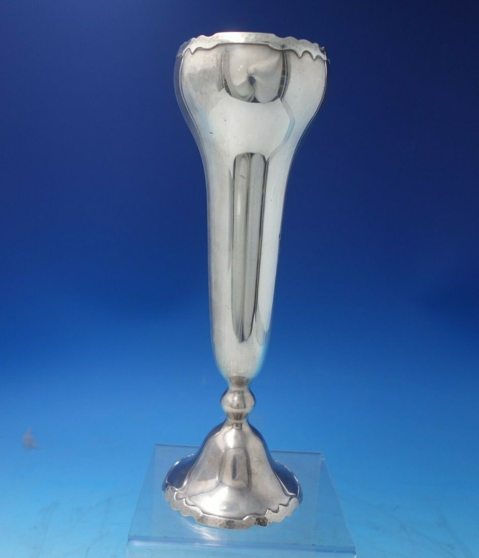 Shreve Dolores Sterling Silver Vase 10 3/4 Inches 16.6 ozt: Shreve Dolores Sterling Silver Vase 10 3/4 Inches 16.6 ozt Presenting the exquisite Dolores sterling silver vase by Shreve, a stunning addition to any collection. This vintage piece stands at 10 3/4" 