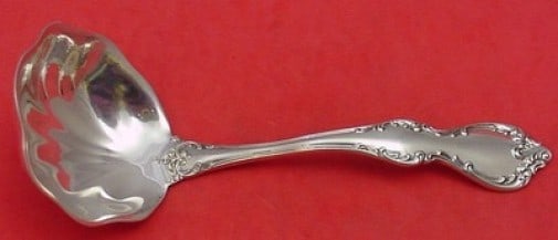 Towle Debussy sterling silver gravy ladle 6 3/4 in: Towle Debussy sterling silver gravy ladle 6 3/4 in Vintage original gravy ladle in the Debussy pattern by Towle. Crafted in sterling silver, this serving piece is not monogrammed and is in excellent p