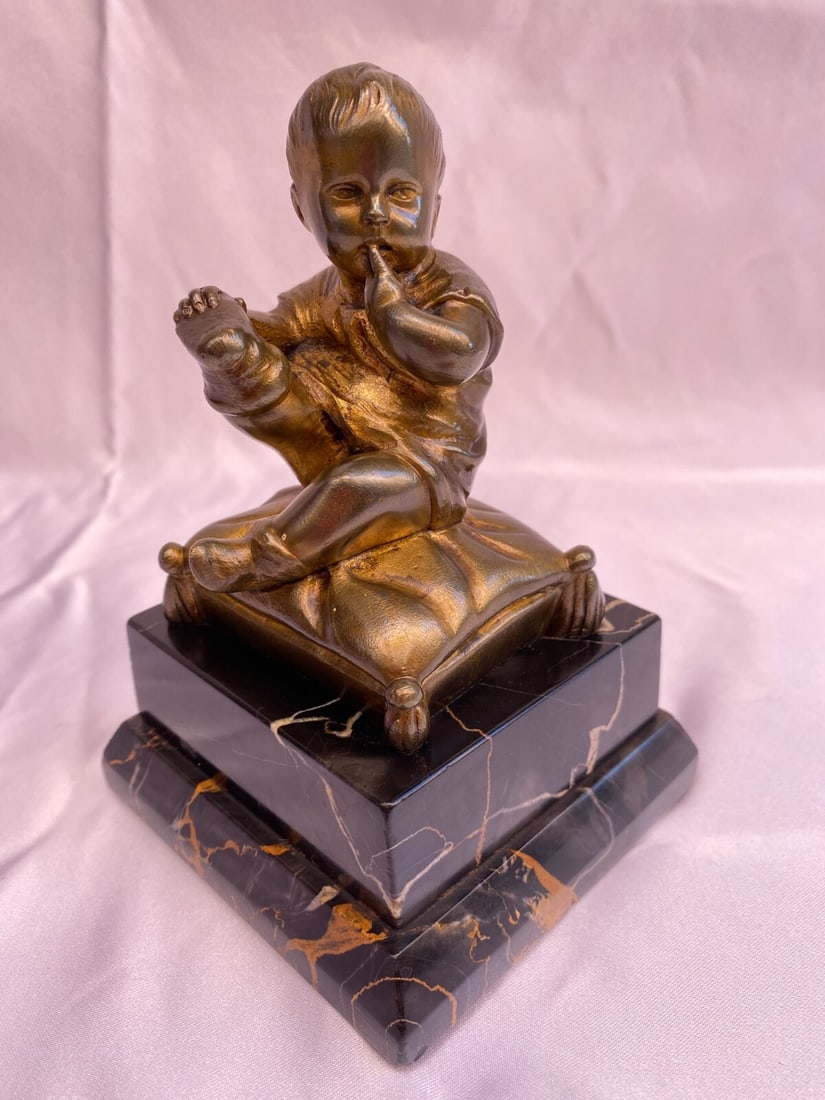 1900s French Bronze Sculpture on Marble Baby Figure: 1900s French Bronze Sculpture on Marble Baby Figure Presenting a magnificent French bronze sculpture from the 1900s, beautifully mounted on marble, depicting a baby sitting. This exquisite piece