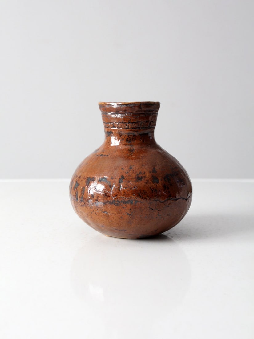 Mike Lochner Vintage Studio Pottery Vase with Tawny Glaze: Mike Lochner Vintage Studio Pottery Vase with Tawny Glaze This vintage studio pottery vase, crafted by artist Mike Lochner, showcases a unique texturized body adorned with a warm tawny glaze. The hand