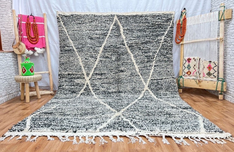 Handwoven Authentic Grey Rug 100% Local Sheep Wool Morocco: Handwoven Authentic Grey Rug 100% Local Sheep Wool Morocco Introduce a touch of elegance to your space with this Authentic Grey Rug, handwoven in the Atlas Mountains by skilled Berber women weavers. C