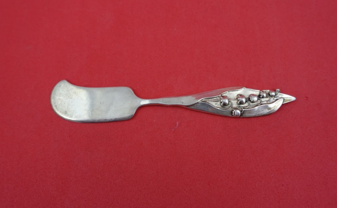 Sterling Silver Pate Knife Flora Pattern with Lily of the Valley 4 5/8 Inch: Sterling Silver Pate Knife Flora Pattern with Lily of the Valley 4 5/8 Inch This is a Shiebler Flora pattern sterling silver pate knife featuring a lily of the valley motif. The knife measures 4 5/8 i