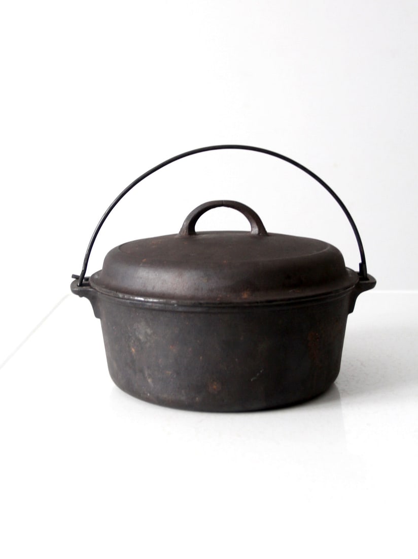 Vintage 5 Quart Cast Iron Dutch Oven with Ringed Lid: Vintage 5 Quart Cast Iron Dutch Oven with Ringed Lid Discover a charming vintage cast iron Dutch oven, perfect for your culinary adventures. This 5 qt pot is designed with a ringed lid that captures d