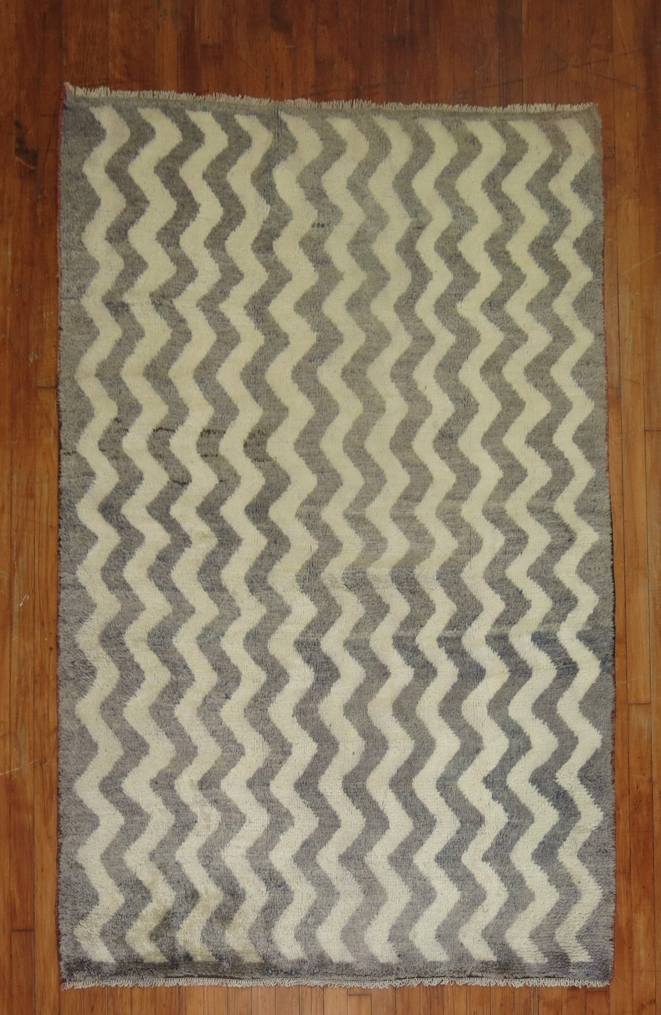 4' 6" x 6' 10" Vintage Tulu Accent Rug Turkish Gray Ivory: 4' 6" x 6' 10" Vintage Tulu Accent Rug Turkish Gray Ivory Vintage Turkish Tulu rug in gray and ivory, dating to the 20th century. This pre-owned accent rug offers the distinctive character of a Tulu w