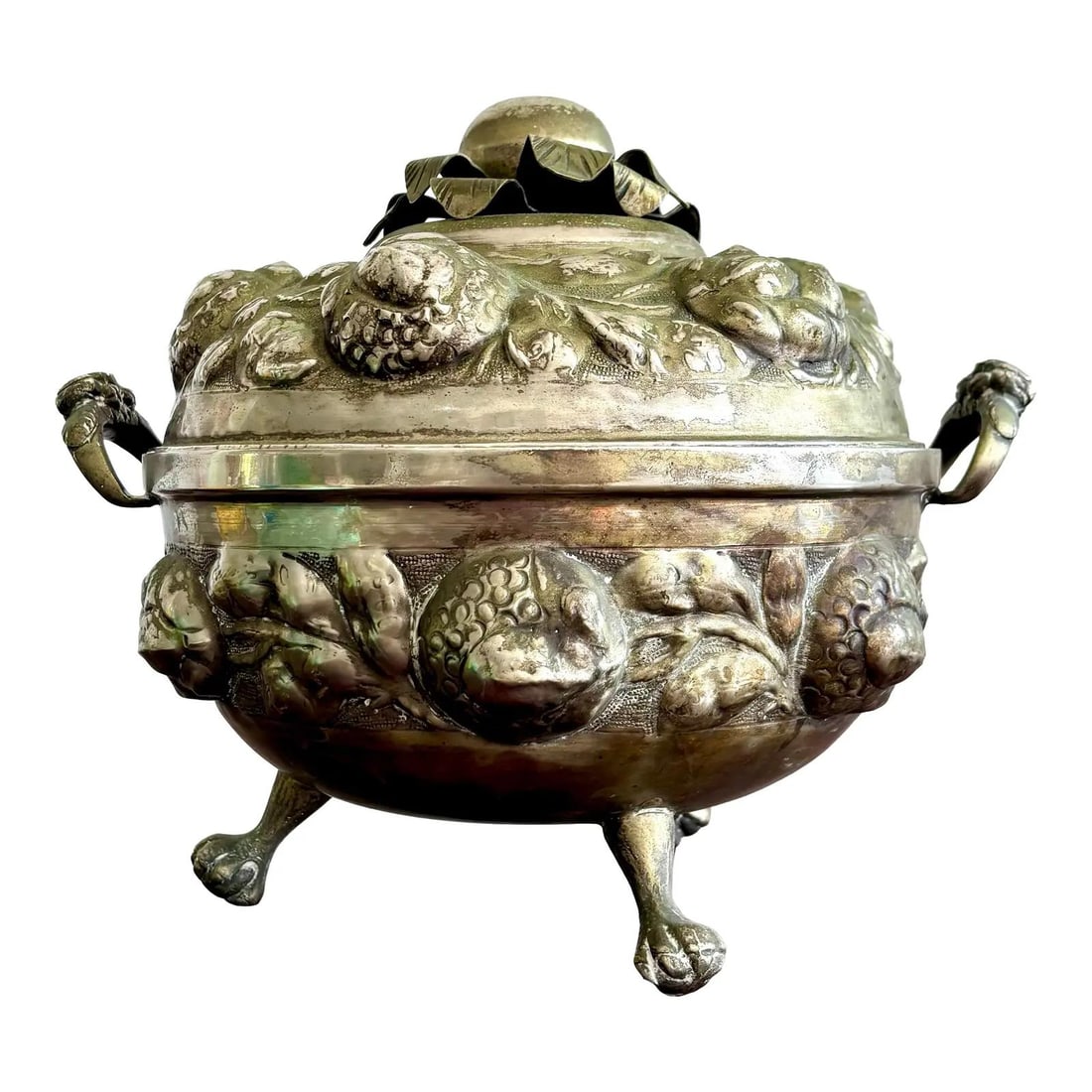 Vintage Regency Ornate Silver Fruit Tureen with Claw Feet: Vintage Regency Ornate Silver Fruit Tureen with Claw Feet Experience the elegance of this Vintage Regency Ornate Hammered Silver Fruit Tureen, a stunning piece that embodies Old World grandeur. The ve