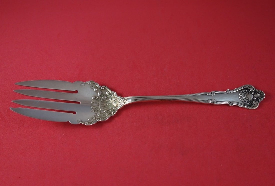 Durgin New Queens Sterling Silver Cold Meat Fork 9 1/4 Vintage: Durgin New Queens Sterling Silver Cold Meat Fork 9 1/4 Vintage This exquisite serving fork is crafted in sterling silver and features the elegant "New Queens" pattern by Durgin, dating from 1900 to 19