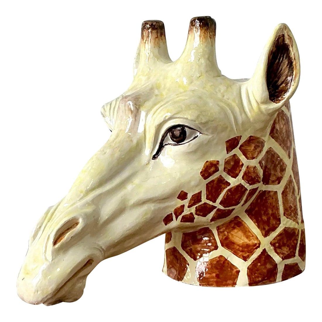Italian Ceramic Giraffe Cachepot with Glazed Finish Hollywood Regency Style: Italian Ceramic Giraffe Cachepot with Glazed Finish Hollywood Regency Style This vintage Italian glazed ceramic giraffe cachepot showcases intricate handcraftsmanship and hand-painted detail, featurin