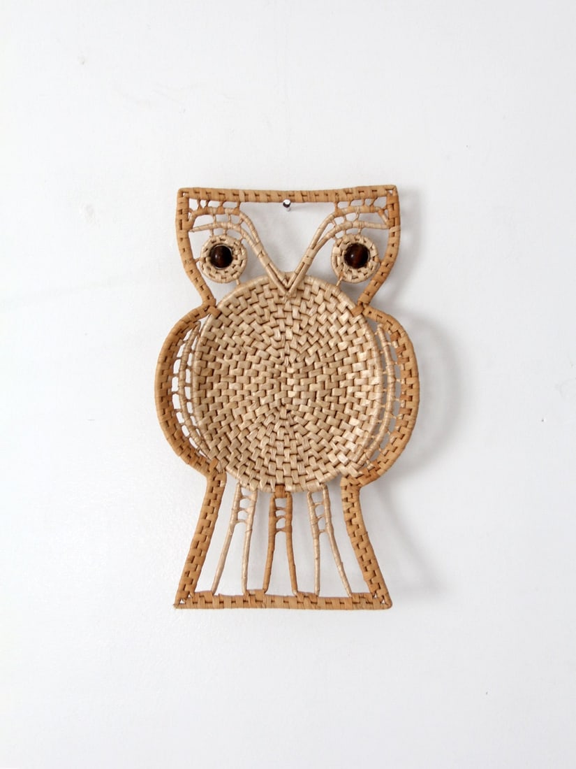 Handwoven Reed Owl Wall Decor 8.5 inch x 13.5 inch: Handwoven Reed Owl Wall Decor 8.5 inch x 13.5 inch This vintage woven owl wall hanging showcases an open weave wicker construction with dark wood bead eyes and a sculptural owl silhouette. The piece f