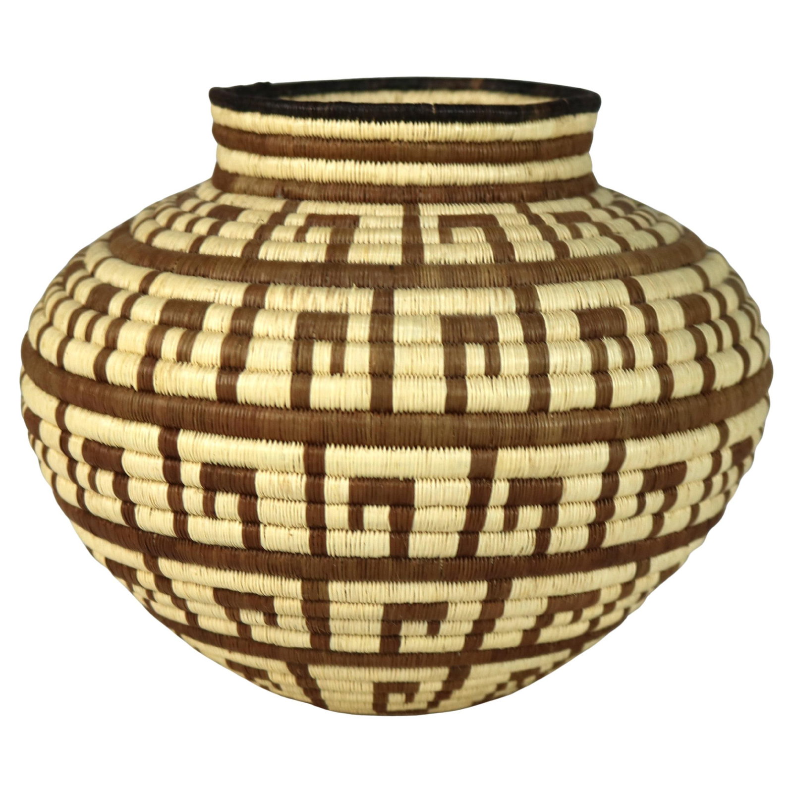 Vintage Woven Reed Basket by Wounaan Embera 20th Century: Vintage Woven Reed Basket by Wounaan Embera 20th Century This vintage woven reed basket showcases the intricate craftsmanship of the Wounaan and Embera cultures from South America. Measuring 5 inches 