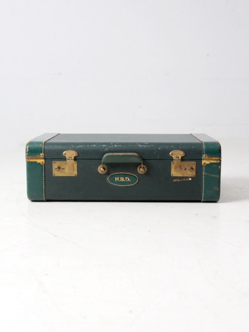 Midcentury Vintage Green White Star Suitcase with Brass Accents: Midcentury Vintage Green White Star Suitcase with Brass Accents Introducing a stunning Vintage Green White Star Luggage Case, a quintessential piece that embodies midcentury elegance. Finished in a ri