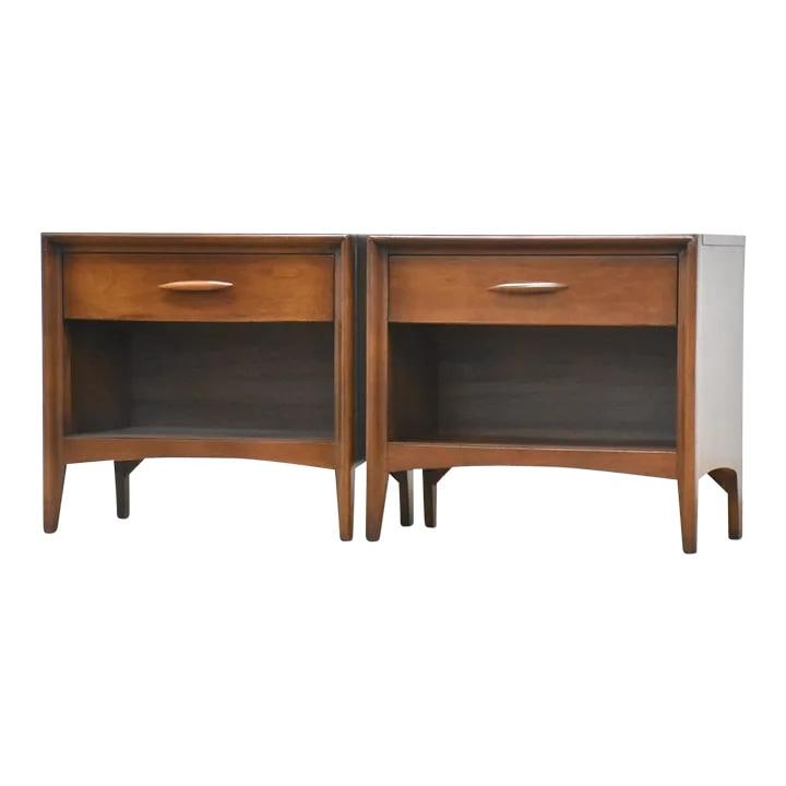 Mid-Century Modern Walnut Nightstands Pair by Broyhill Emphasis: Mid-Century Modern Walnut Nightstands Pair by Broyhill Emphasis This elegant pair of mid-century modern nightstands, designed by Broyhill Emphasis, showcases a beautiful walnut finish that adds warmth