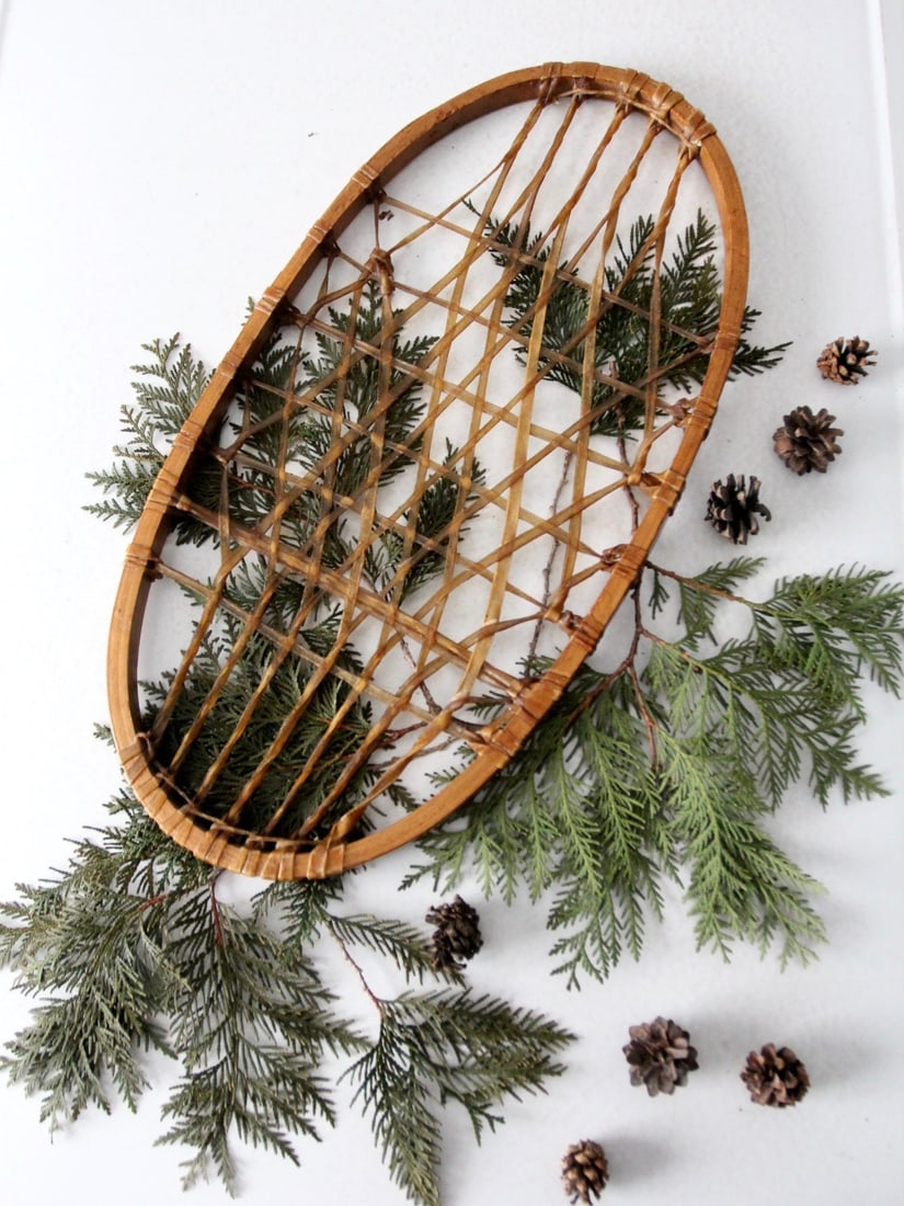 Vintage Antique Wooden Snowshoe Wall Display USA BQMO 9: Vintage Antique Wooden Snowshoe Wall Display USA BQMO 9 This antique snowshoe features a single wood frame design, making it an excellent choice for wall display or as a decorative tray. It is marked 