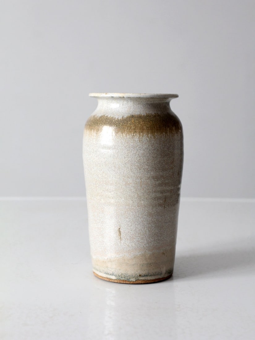 Bruning Pottery studio vase 6 inch cream and brown glaze: Bruning Pottery studio vase 6 inch cream and brown glaze Discover the timeless elegance of this vintage vase by Bruning Pottery, renowned for its craftsmanship in Washington. This piece features a tal