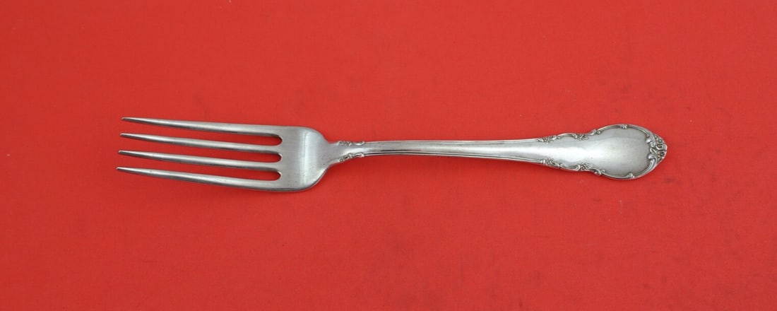 Lunt Sterling Silver Modern Victorian Dinner Fork 7 5/8": Lunt Sterling Silver Modern Victorian Dinner Fork 7 5/8" This is a beautiful dinner fork crafted in the Modern Victorian pattern by Lunt. Made of high-quality sterling silver, this fork measures 7 5/8