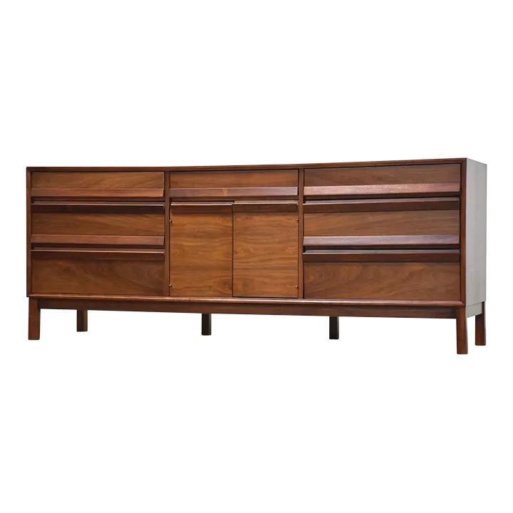 Mid Century Modern American of Martinsville Walnut Dresser with Rosewood Pulls: Mid Century Modern American of Martinsville Walnut Dresser with Rosewood Pulls Discover this stunning mid-century modern dresser, expertly crafted by American of Martinsville. This piece features a ri