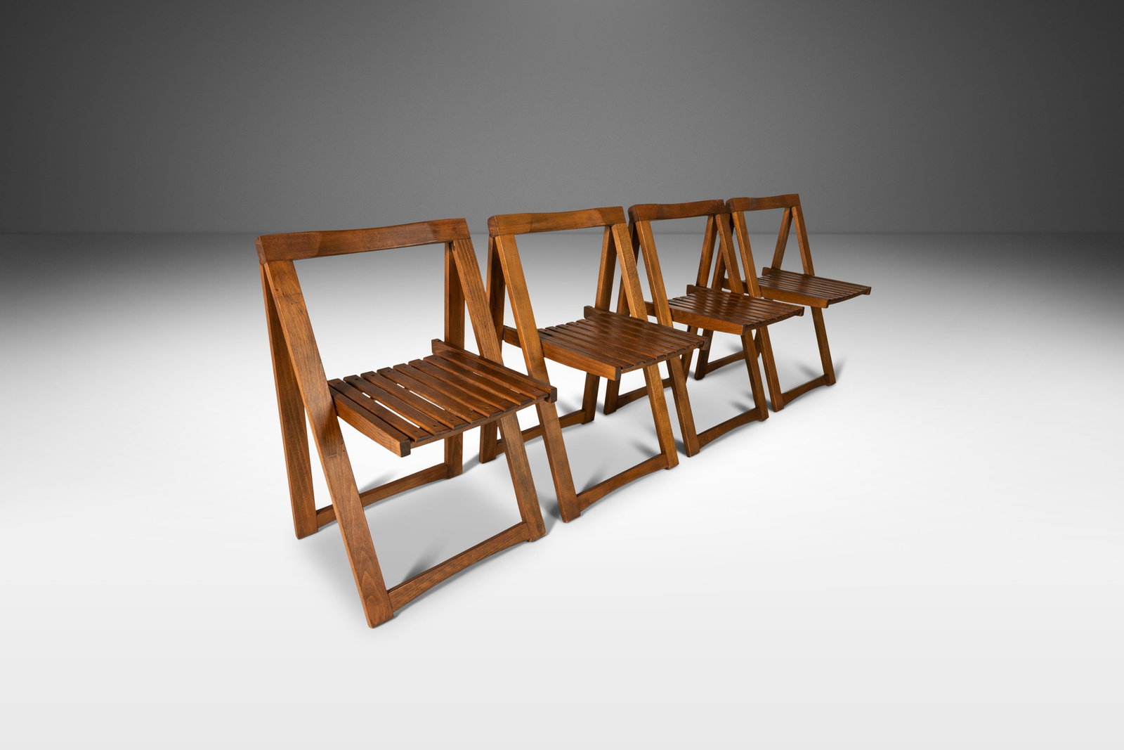 Set of 4 Mid Century Modern Walnut Folding Chairs Romania 1960s: Set of 4 Mid Century Modern Walnut Folding Chairs Romania 1960s This set of four Mid Century Modern folding chairs, crafted in Romania during the 1960s, seamlessly combines aesthetics and functionalit