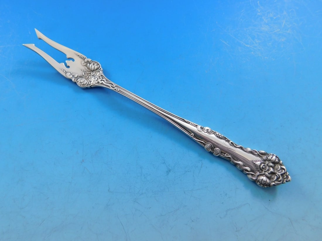 Cleone Sterling Silver Pickle Fork 5 3/4" Greek Mythology Design: Cleone Sterling Silver Pickle Fork 5 3/4" Greek Mythology Design Introducing the Cleone Pickle Fork from International Sterling, a stunning piece of serving ware measuring 5 3/4". Crafted from high-qu