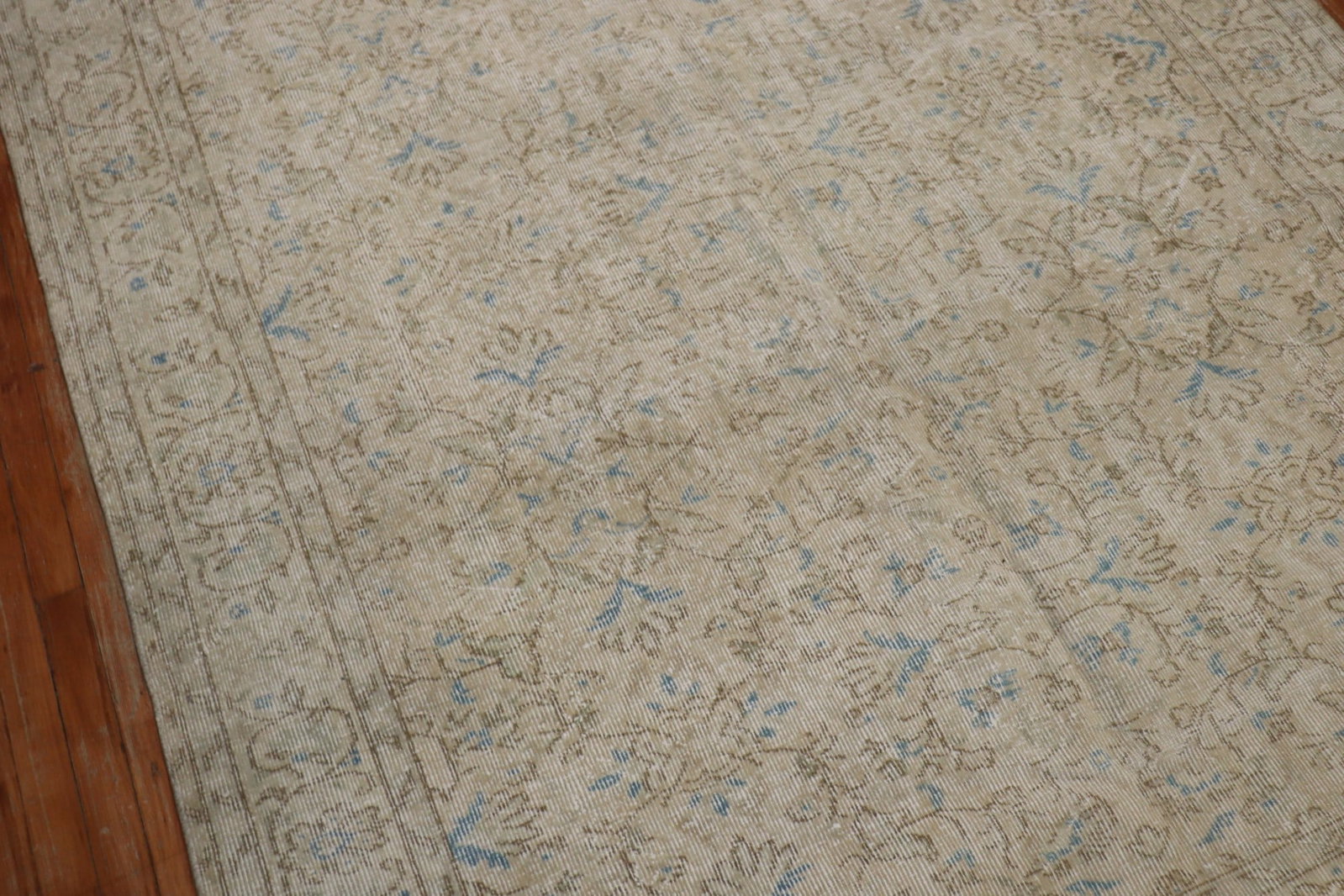 6' 8" x 10' Mid Century Turkish Sivas Shabby Chic Rug: 6' 8" x 10' Mid Century Turkish Sivas Shabby Chic Rug Vintage mid 20th century Turkish rug in white and blue with a Shabby Chic Sivas design. Pre-owned condition. Specifications Type: Shabby Chic, Siv