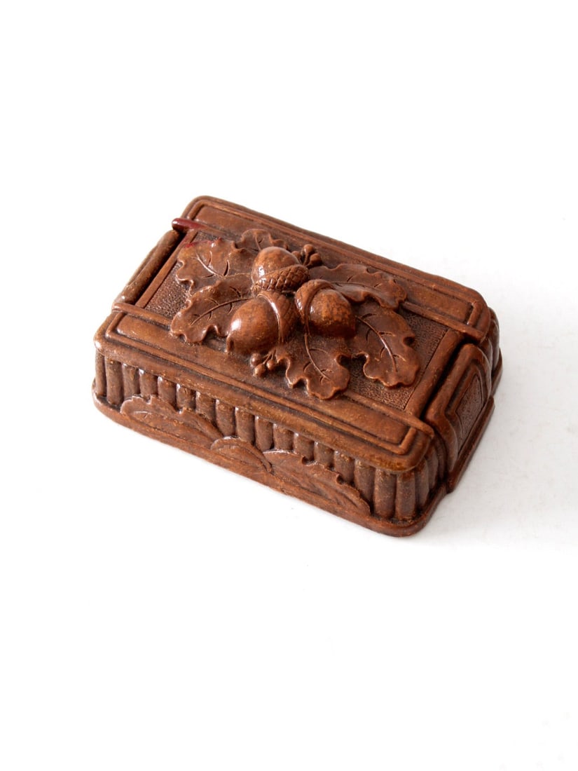 Faux Bois Lidded Trinket Box with Acorn and Oak Leaf Relief: Faux Bois Lidded Trinket Box with Acorn and Oak Leaf Relief Vintage Syroco style faux bois acorn box with a carved-wood look and molded botanical detailing. The lid is topped with a dimensional acorn 