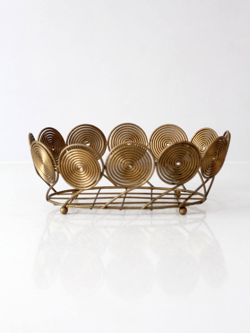 Vintage Brass Plated Wire Oval Centerpiece Basket Mid Century Modern: Vintage Brass Plated Wire Oval Centerpiece Basket Mid Century Modern Vintage mid-century modern brass-plated wire fruit basket with sculptural spiral wirework and an open oval form. It is designed for