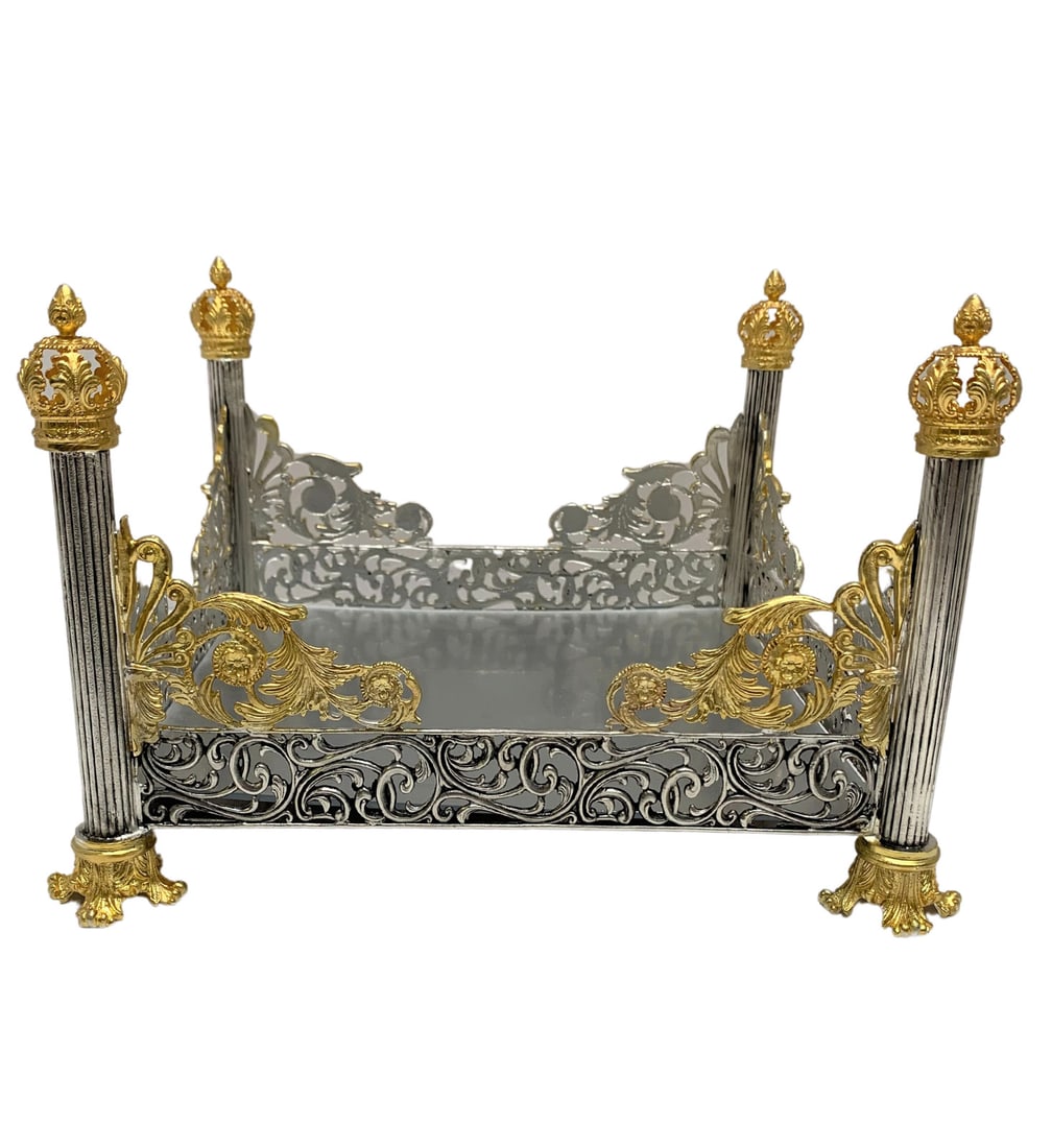 Ornate 925 Sterling Silver Gilded Napkin Holder with Crown Design: Ornate 925 Sterling Silver Gilded Napkin Holder with Crown Design Enhance your dining experience with this exquisite handmade flat napkin holder, crafted from fine 925 sterling silver. This ornate pie