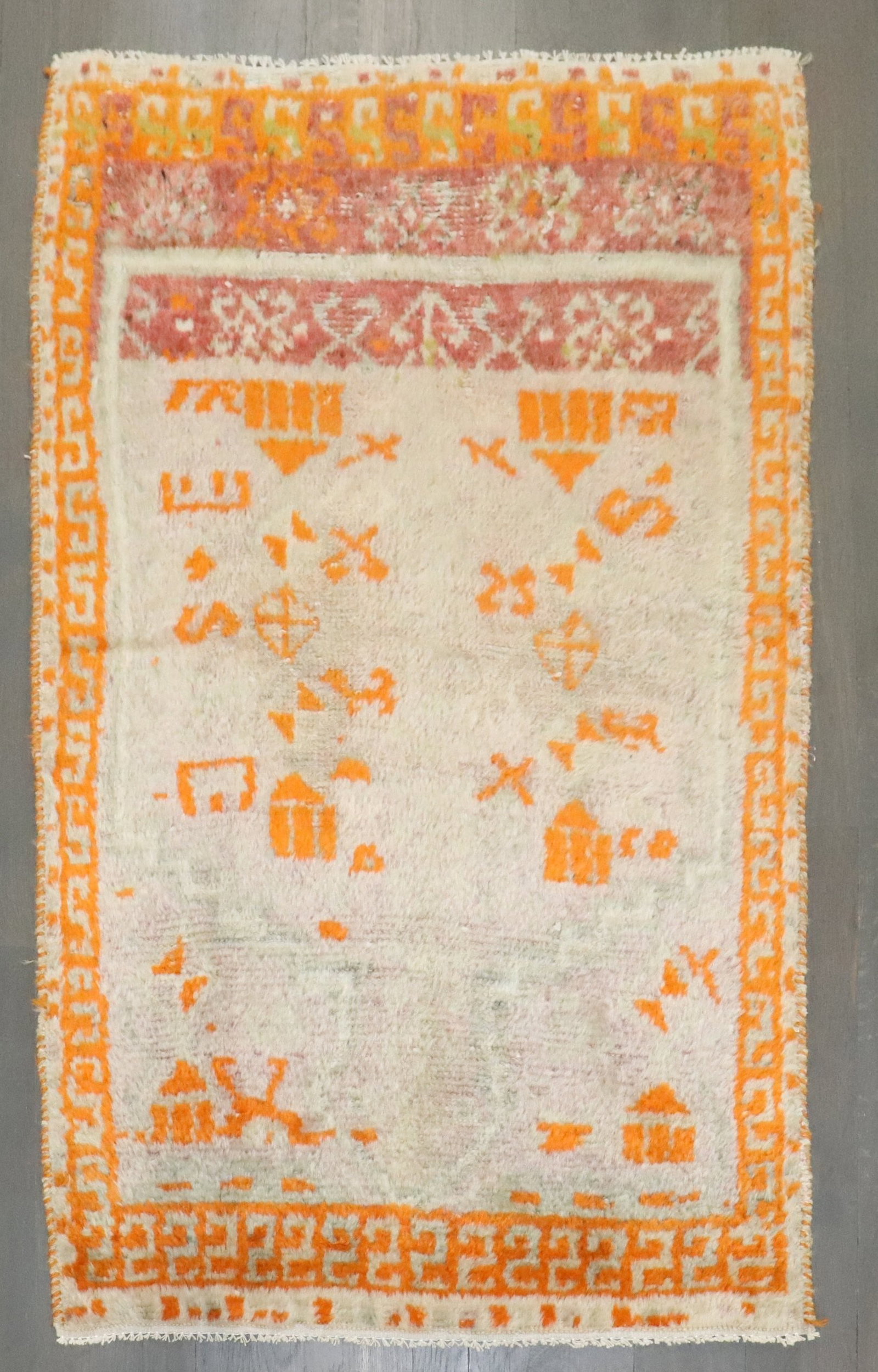 2' 8" x 4' 5" Antique Turkish Oushak Scatter Rug: 2' 8" x 4' 5" Antique Turkish Oushak Scatter Rug An early 20th century antique Turkish Oushak scatter size rug with a compact small-format design. This pre-owned piece is identified as an Oushak rug. 
