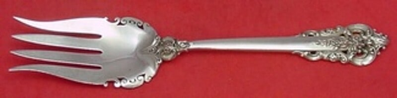 Wallace Grande Baroque Sterling Silver Salad Serving Fork 9 3/8": Wallace Grande Baroque Sterling Silver Salad Serving Fork 9 3/8" This exquisite salad serving fork, crafted from sterling silver, is part of the elegant Grande Baroque pattern by Wallace. Measuring 9 