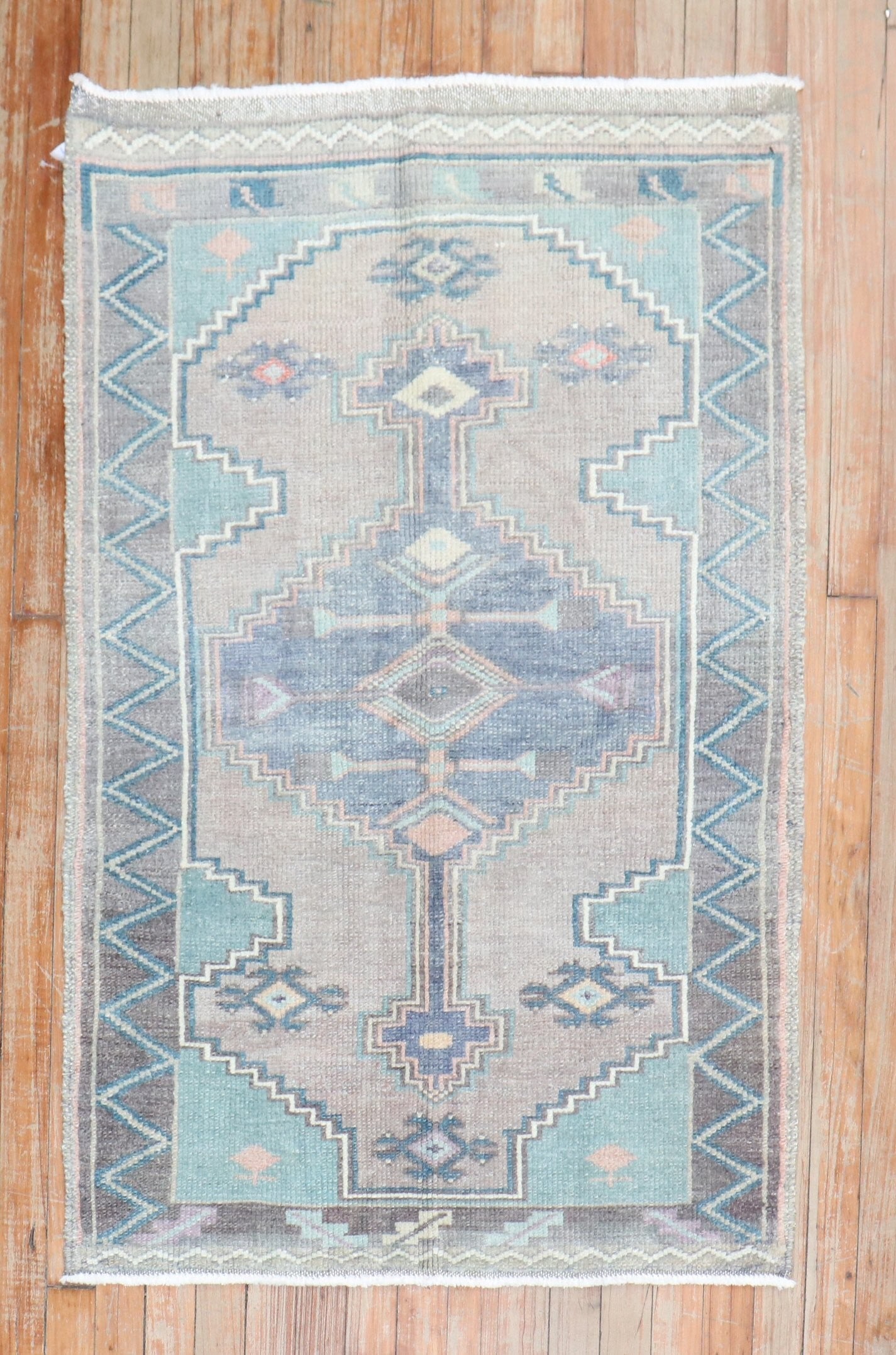 2' 9" x 4' 3" Turkish Anatolian Oushak Rug in Green and Lavender: 2' 9" x 4' 3" Turkish Anatolian Oushak Rug in Green and Lavender Vintage Turkish Oushak rug in lavender and green tones. This mid-20th century Anatolian rug is a small pre-owned piece with classic reg