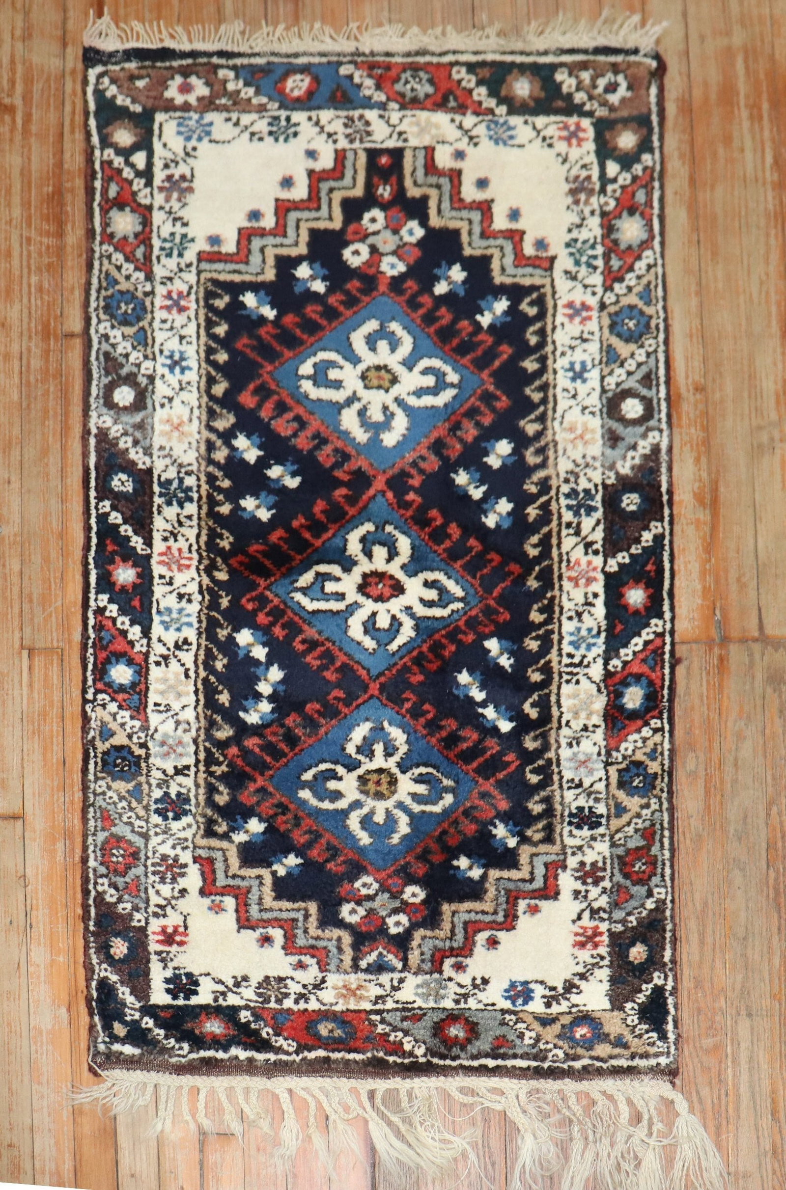 2' 7" x 4' 6" Small Bergama Turkish Tribal Rug (1 of 6)