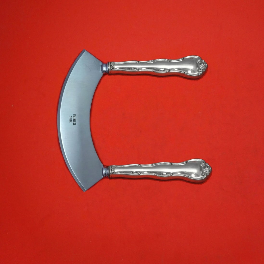 Gorham Rondo Sterling Silver Mezzaluna Knife Custom Made 6 1/4": Gorham Rondo Sterling Silver Mezzaluna Knife Custom Made 6 1/4" Discover the exquisite Rondo Mezzaluna Knife by Gorham, a masterpiece crafted from high-quality sterling silver. This custom-made knife 