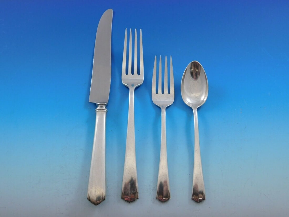 Lunt Modern American Sterling Silver 4-Piece Dinner Place Setting: Lunt Modern American Sterling Silver 4-Piece Dinner Place Setting Enhance your dining experience with this exquisite 4-piece dinner size place setting from Lunt, featuring the elegant Modern American 