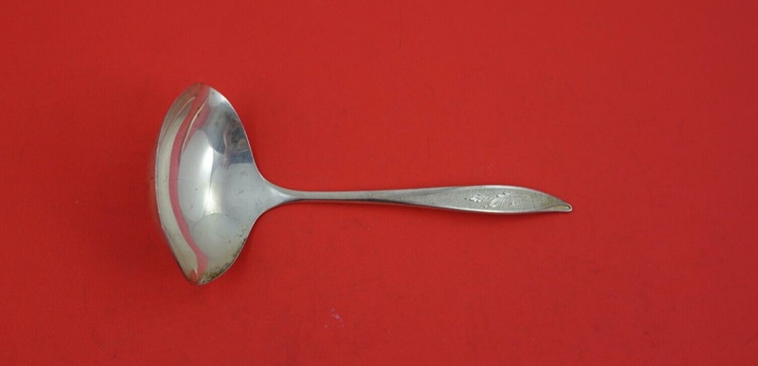 Oneida Sterling Silver First Frost Gravy Ladle 6.5 Inch: Oneida Sterling Silver First Frost Gravy Ladle 6.5 Inch This exquisite gravy ladle from Oneida features the elegant "First Frost" pattern, crafted from high-quality sterling silver. Measuring 6 1/2 in
