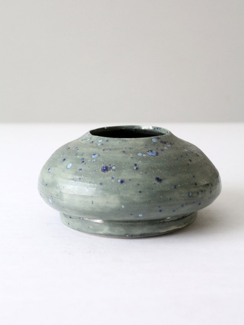 Handcrafted Vintage Ceramic Vase with Speckled Green Glaze Signed: Handcrafted Vintage Ceramic Vase with Speckled Green Glaze Signed Discover a beautiful handcrafted vintage ceramic vase that showcases a unique blend of form and color. This vase features a spherical 