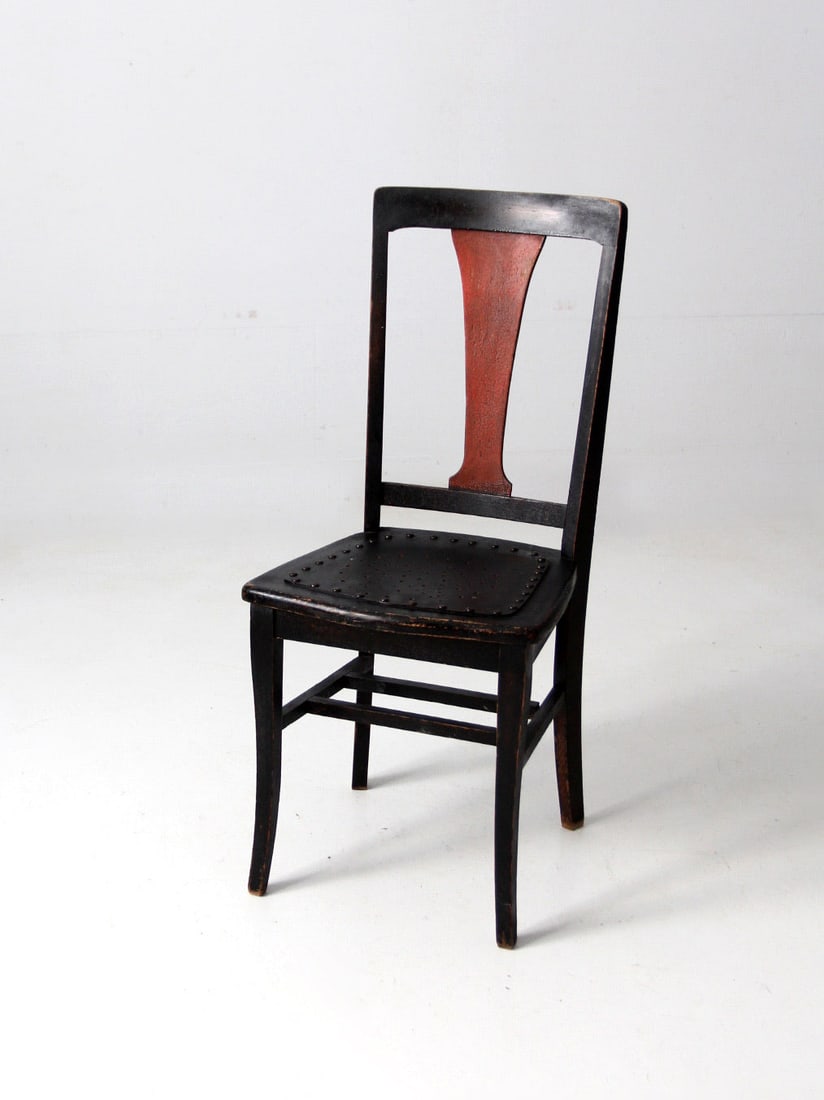 Early 20th Century Arts & Crafts Fiddle Back Accent Chair: Early 20th Century Arts & Crafts Fiddle Back Accent Chair This early 20th century Arts & Crafts style accent chair embodies the craftsmanship of its era. It features a striking black fiddle back desig