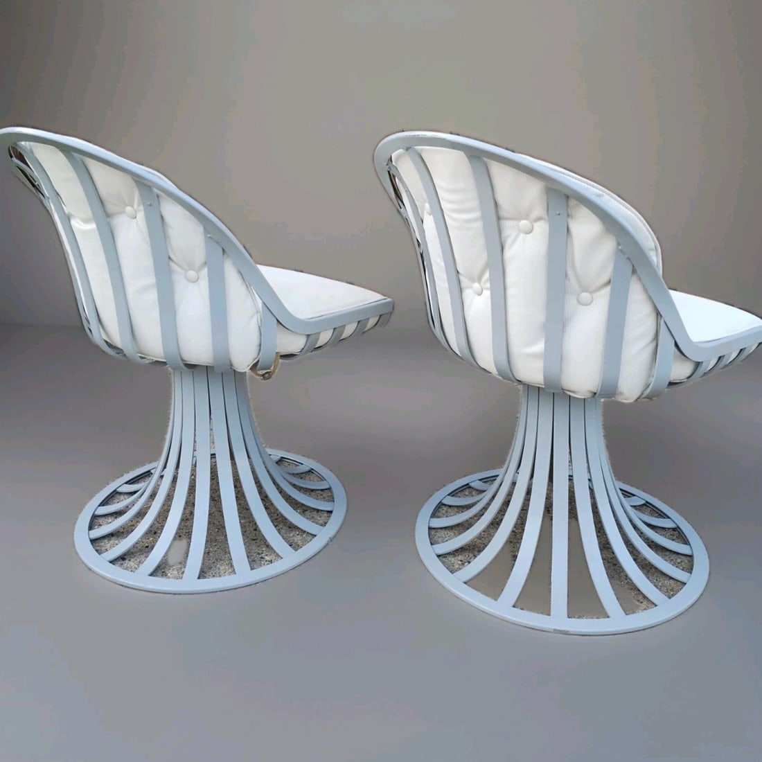 Pair of Russell Woodard Tulip Aluminum Patio Chairs with Original Cushions (1 of 18)